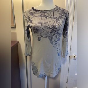 Skinny Minnie top with 3/4 sleeves size small